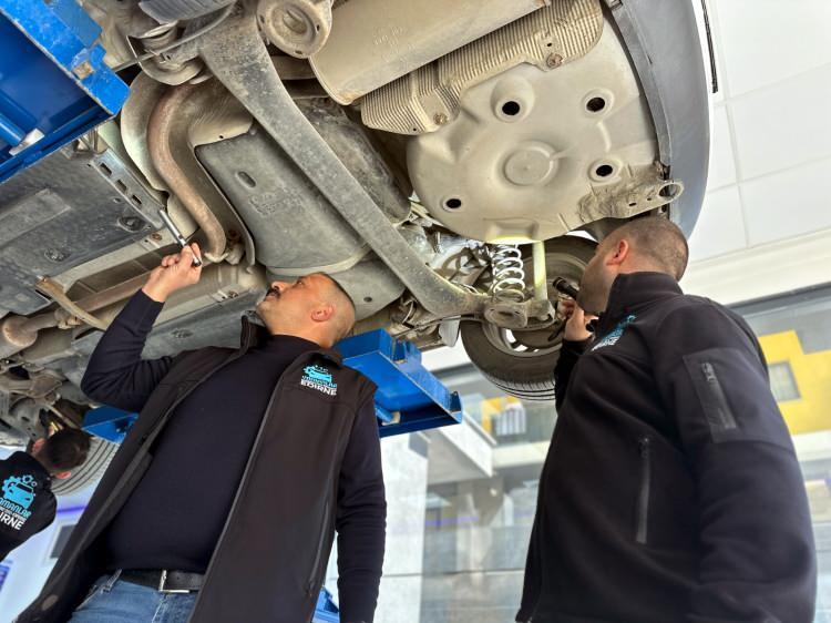 <p><em><strong>Daha sonrasında ş&uuml;phe &uuml;zerine aracı bize ekspertize getirdi. Aracın alt şasi kontrollerini yaptığımızda alt kısımda farklılıklar olduğunu g&ouml;rd&uuml;k. Aracın daha sonrasında koltuk kısımlarını s&ouml;kt&uuml;ğ&uuml;m&uuml;zde aracın altı tamamen zula şeklinde olduğunu g&ouml;rd&uuml;k. Şasi numarası bayağı tahribat edilmiş. Daha sonrasında ara&ccedil; sahibi kolluk kuvvetlerini arayarak aracı emniyete teslim etti ve aracı satan kişiden şikayet&ccedil;i oldu"</strong></em> dedi.</p>
