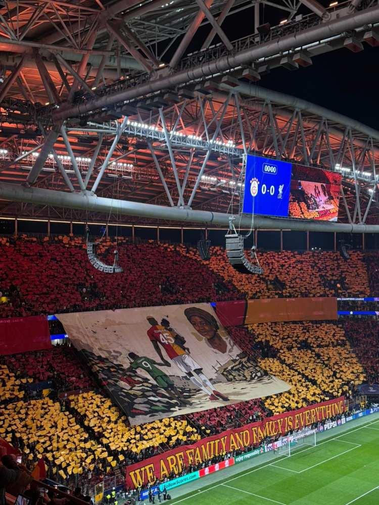 <p>M&uuml;cadele &ouml;ncesinde trib&uuml;nlerdeki koltuklara bayrak ve kartonlar yerleştirilirken, sarı-kırmızılı taraftarlar g&ouml;rsel şovla yıldız futbolcuya b&uuml;y&uuml;k destek verdi.</p>
