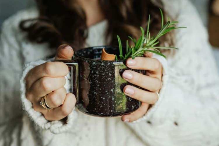 <p><span style="color:#FF0000"><strong>BİBERİYE DEYİP GE&Ccedil;MEYİN: HAFIZAYI Y&Uuml;ZDE 75 ORANINDA G&Uuml;&Ccedil;LENDİRİYOR</strong></span></p>

<p><strong>İngiltere'deki Northumbria &Uuml;niversitesi araştırmacıları tarafından ger&ccedil;ekleştirilen bir dizi deney, biberiyenin kokusunun hafıza &uuml;zerinde etkili bir rol oynadığını ortaya koydu. Araştırmada yer alan katılımcıların bir kısmına biberiye yağı koklatıldı ve bu grubun kokusuz ortamdaki gruba oranla hafıza testlerinde y&uuml;zde 75 daha başarılı olduğu g&ouml;zlemlendi.&nbsp;</strong></p>
