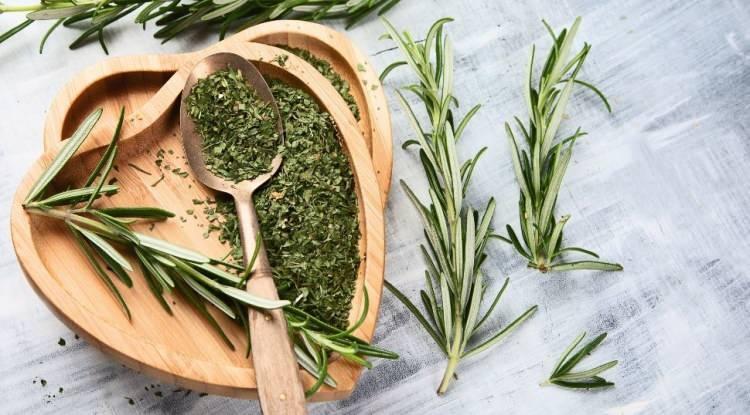 <p><span style="color:#FF0000"><strong>ODAKLANMA KAPASİTESİNİ MAKSİMUM SEVİYEYE &Ccedil;IKARIYOR</strong></span></p>

<p><strong>Bilişsel performans &uuml;zerinde adeta bir "reset" etkisi ortaya &ccedil;ıkaran biberiye, zihinsel hızı ve dikkat s&uuml;resini de &ouml;nemli &ouml;l&ccedil;&uuml;de etkiliyor.</strong></p>
