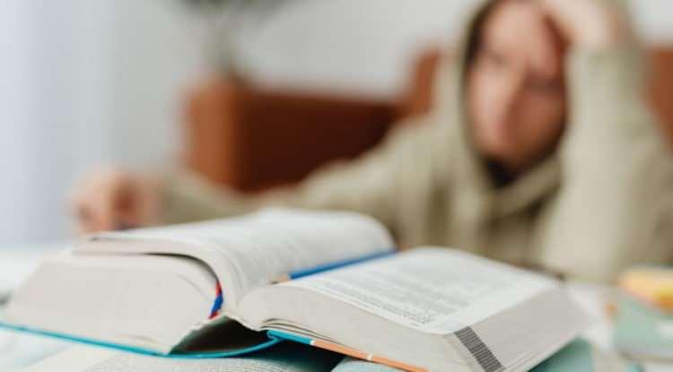 <p><strong>&Ouml;zellikle dikkat ve odak sorunu yaşayan &ccedil;alışanlar ve yoğun sınav d&ouml;nemindeki &ouml;ğrenciler, biberiye kokusunu doğal bir zihin a&ccedil;ıcı olarak kullanabilir. Araştırmalara g&ouml;re; biberiyenin koku molek&uuml;lleri beyne ulaştığı andan itibaren, odaklanma kapasitesini maksimum seviyeye &ccedil;ıkarıyor.</strong></p>
