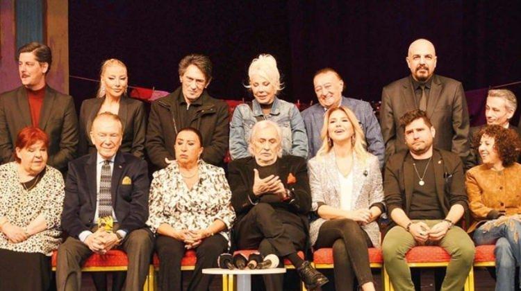 <p><span style="color:#4B0082"><strong>"ZOR DURUMDAYIM GELMEN LAZIM"</strong></span></p>

<p><strong><span style="color:#4B0082">M&uuml;jdat Gezen</span>'in yazıp y&ouml;nettiği m&uuml;zikal i&ccedil;in geri sayım başlarken, 46 yıl sonra sahneye d&ouml;nen Kutman,<span style="color:#4B0082"> "M&uuml;jdat Gezen &ouml;yle g&uuml;zel bir telefon a&ccedil;tı ki bana... 46 yıl sonra ilk kez bir şey istedi.</span></strong></p>
