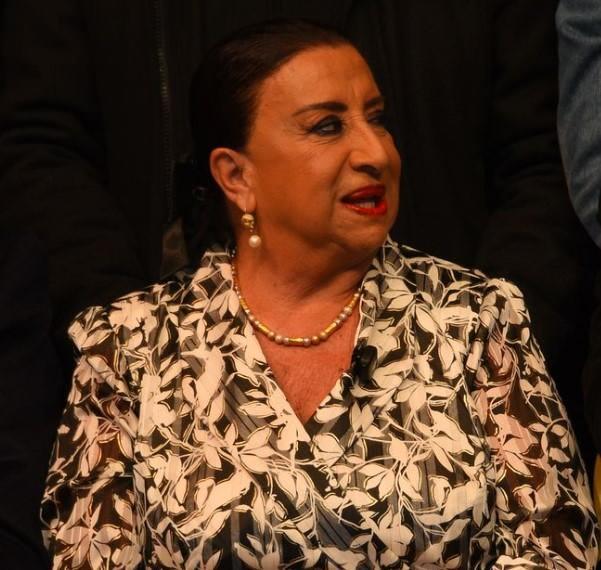 <p><span style="color:#4B0082"><strong>&nbsp;Bizi yalnız bırakmayan seyircimize, en ufak rolden en b&uuml;y&uuml;k role kadar emek veren oyuncularımıza &ccedil;ok teşekk&uuml;r ediyorum"&nbsp;</strong></span></p>
