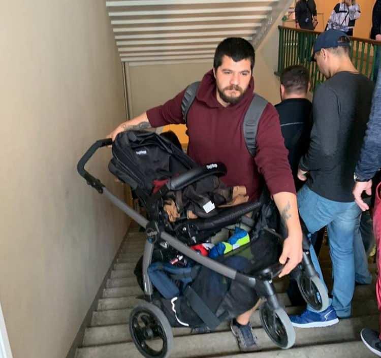 <p><span style="color:#B22222"><strong>YİNE HEM İŞSİZ HEM DE EVSİZ KALDI</strong></span></p>
