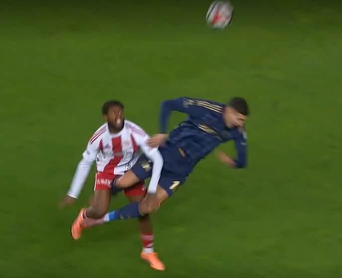 <p>Antalyaspor - Fenerbah&ccedil;e ma&ccedil;ında Mert M&uuml;ld&uuml;r'&uuml;n yerde kaldığı pozisyon<br />
<br />
Joao Capela: "Bu pozisyonda iki tane temas var. Birinci temas bundan &ouml;nce, ikincisi de kazara temas var. Burada oyuncu topla kafayla oynamaya &ccedil;alııyor ve onun g&ouml;r&uuml;ş&uuml;n&uuml; engelliyor, bakın. Ve futbolcunun da topla oynama becerisini engelliyor. Eğer size &ccedil;arparsam ve topla oynamaya devam edebilirseniz sıkıntı yok. Ama size &ccedil;arparım da topla oynamaya devam edemezseniz işte orada sıkıntı. O zaman birincisi penaltı. Burada VAR m&uuml;dahale etmedi. Bu da VAR'ın yanlış yorumlaması ve ka&ccedil;ırılmış bir VAR m&uuml;dahalesi."</p>
