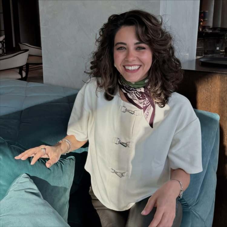 <p><strong>&nbsp;İbrahim Selim, g&ouml;steri &ouml;ncesi gazetecilerin sorularını yanıtladı. Selim, <span style="color:#800080"><em>"Pelin'i &ccedil;ok severim, Hayko Cepkin'in sahne performansını da &ccedil;ok merak ediyorum"</em></span>&nbsp;diyerek izleyiciye m&uuml;zikal i&ccedil;in heyecanını dile getirdi.</strong></p>

<p>&nbsp;</p>
