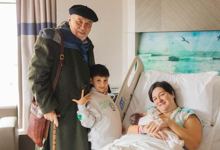 <p><span style="color:#B22222"><strong>ORTAYLI SOSYAL MEDYA PAYLAŞIMI</strong></span></p>

<p><br />
''Hayatımın en mutlu anlarından biri. Sevgili kızım Tuna ve Serta&ccedil; bana bir de kız torun g&ouml;sterdiler. Defne'nin mutlu bir zamanda ama her şeyden &ouml;nce g&uuml;venli bir &uuml;lkede b&uuml;y&uuml;mesini ve yaşlanmasını diliyorum. Diğer torunum Deniz Ali de b&ouml;ylelikle &ccedil;ok istediği bir kız kardeşe sahip oldu. G&uuml;zel g&uuml;nlerde hep birlikte olmaları dileğiyle.''</p>
