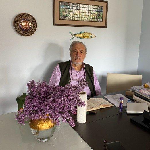 <p>Abisi Prof. Dr. Ortaylı'nın fotoğrafını paylaşarak <strong>"Leylak zamanına da az kalmıştı..." </strong>notunu d&uuml;şen Ortaylı, bu paylaşımıyla kısa s&uuml;rede sosyal medya camiasını yasa boğdu.</p>
