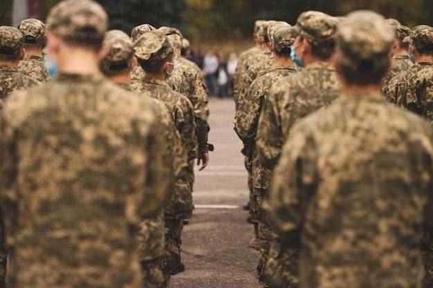 <p><span style="color:#B22222"><strong>7) İRAN</strong></span></p>

<p><strong>G&uuml;&ccedil;l&uuml; Y&ouml;nler:&nbsp;</strong></p>

<p>Stratejik boğazlar ve Basra K&ouml;rfezi kontrol&uuml;.&nbsp; Dağlık coğrafya, b&ouml;lgesel vekil g&uuml;&ccedil;ler (proxy savaş kapasitesi), halkın diren&ccedil; geleneği, g&uuml;&ccedil;l&uuml; savunma sanayii.</p>
