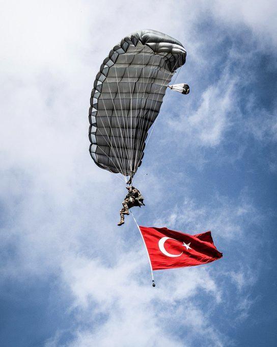 <p><span style="color:#B22222"><strong>6) T&Uuml;RKİYE</strong></span></p>

<p><strong>G&uuml;&ccedil;l&uuml; Y&ouml;nler:&nbsp;</strong></p>

<p>İ&ccedil; direniş potansiyeli, g&uuml;&ccedil;l&uuml; i&ccedil; savunma &uuml;retimi (Bayraktar, Hisar, Altay). NATO &uuml;yeliği, zorlu dağlık ve ormanlık coğrafya, SİHA g&uuml;c&uuml;, y&uuml;ksek milliyet&ccedil;ilik.</p>
