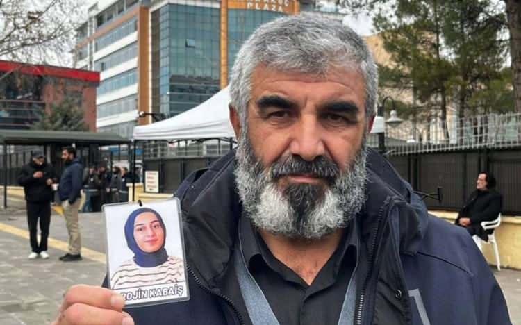 <p><span style="color:rgb(51, 51, 51)">A&ccedil;ıklamada,</span><strong>&nbsp;"Rojin Kabaiş dosyasında, bug&uuml;ne kadar a&ccedil;ılamayan cep telefonunun i&ccedil;eriğinin tespiti, imajlarının alınması ve teknik incelemesinin yapılması amacıyla İspanya'ya g&ouml;nderildiği bilinmektedir. Ancak gelen son raporda, cihaza tam erişim sağlanamadığı, yalnızca kısmi i&ccedil;erikli bir inceleme yapılabildiği belirtilmiştir. Maddi ger&ccedil;eğin ortaya &ccedil;ıkarılması bakımından dijital verilerin eksiksiz ve denetilebilir bi&ccedil;imde incelenmesi b&uuml;y&uuml;k &ouml;nem taşımaktadır. S&uuml;recin şeffaf ve etkin bir bi&ccedil;imde y&uuml;r&uuml;tebilmesinin takip&ccedil;isi olduğumuzu ve olacağımızı kamuoyuna saygıyla bildiririz"</strong><span style="color:rgb(51, 51, 51)">&nbsp;denildi.</span></p>
