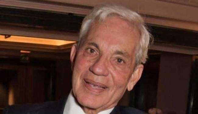 <p><strong><span style="color:#B22222">36)&nbsp; DAVID REUBEN</span>&nbsp; |&nbsp; 12,8 MİLYAR DOLAR</strong></p>

<p>&nbsp;</p>

<p>David Reuben, İngiltere merkezli iş insanı ve yatırımcı olarak gayrimenkul, enerji ve &ccedil;eşitli sekt&ouml;rlerde b&uuml;y&uuml;k yatırımlara sahip. Serveti, stratejik yatırımları ve aile şirketlerinden gelen uzun s&uuml;reli kazan&ccedil;larla şekillenmiştir.</p>
