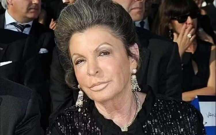 <p><strong><span style="color:#B22222">10)&nbsp; RAFAELA APONTE-DIAMANT</span>&nbsp; |&nbsp; 37,7+ MİLYAR DOLAR</strong></p>

<p>&nbsp;</p>

<p>Rafaela Aponte-Diamant, Monaco merkezli Mediterranean Shipping Company&rsquo;nin kurucularından biri olarak deniz taşımacılığı sekt&ouml;r&uuml;nde &ouml;ne &ccedil;ıkıyor. Serveti, global lojistik ve nakliye yatırımlarından kaynaklanıyor.</p>
