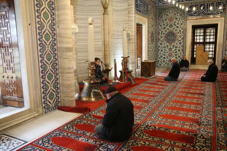 <p><span style="color:#B22222"><strong>KADİR GECESİ NAMAZI NASIL KILINIR?</strong></span></p>

<p><br />
Kadir namazının kılınışı da ş&ouml;yledir; İki rekatta bir Tahiyyata oturulur. Selamdan sonra 11 defa "Allahu ekber Allahu ekber, L&acirc; il&acirc;he illallahu vallahu ekber. Allahu ekber ve lillahi'l-hamd" denir. Bundan sonra 100 defa İşrah suresi 100 defa Kadir suresi okunur. M&uuml;mk&uuml;nse kandil gecesi bir de Tesbih Namazı kılmalıdır.</p>
