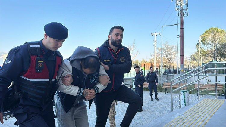 <p><span style="color:#A52A2A"><strong>ALTIN DİŞLERİ S&Ouml;K&Uuml;P SATMAK İSTEDİLER&nbsp;</strong></span></p>

<p>&nbsp;</p>

<p>Ş&uuml;phelilerin ayrıca gasbettikleri altınları Ankara'da <strong><em><span style="color:#A52A2A">bir kuyumcuya 1 milyon 300 bin TL</span> </em></strong>karşılığında sattıkları belirlendi.</p>

<p>&nbsp;</p>

<p>Ayrıca ş&uuml;phelilerden K&uuml;rşat K.'nin, olay sırasında &ccedil;iftin ağzından zorla s&ouml;kt&uuml;ğ&uuml; iki altın dişi de Ankara'daki aynı kuyumcuya satmak istediği &ouml;ğrenildi.</p>
