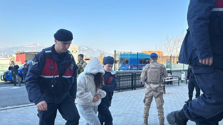 <p>Ancak kuyumcunun altın dişlerin ayarını tespit edemediği i&ccedil;in hemen satın almadığı ve &ouml;deme yapmadığı, dişleri inceleme i&ccedil;in laboratuvara g&ouml;nderdiği belirlendi.</p>

<p>&nbsp;</p>

<p>&Ccedil;alışmalar sonucu 2 altın dişe el konuldu.</p>
