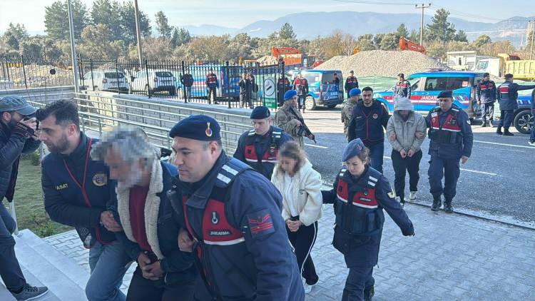 <p>Soruşturma kapsamında Busenaz K., ve eşi K&uuml;rşat K.'nin olaydan &ouml;nce bir akaryakıt istasyonundan pet şişe i&ccedil;erisinde benzin aldıkları tespit edildi.</p>
