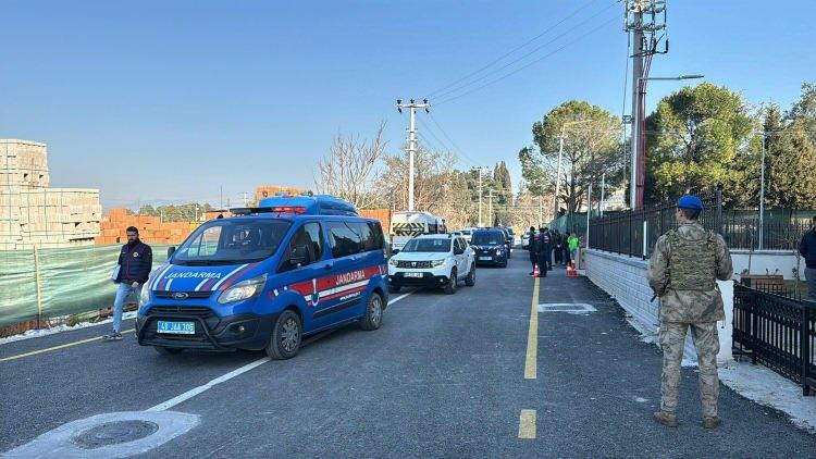 <p><span style="color:rgb(165, 42, 42)"><strong>TOPLAM 6 Ş&Uuml;PHELİ G&Ouml;ZALTINDA&nbsp;</strong></span></p>

<p>&nbsp;</p>

<p>Haklarında g&ouml;zaltı kararı verilen &ccedil;ift, İstanbul Havalimanı'ndan yurt dışına &ccedil;ıkmak &uuml;zereyken yakalandı.</p>

<p>&nbsp;</p>

<p>İki ş&uuml;phelinin ifadelerinden yola &ccedil;ıkılarak &ccedil;iftin oğlu &Uuml;mit K. eşi Selda K. ve Emre G. de JASAT ekiplerince evlerinde g&ouml;zaltına alındı.</p>

<p>&nbsp;</p>

<p>Jandarma ekipleri, K&uuml;rşat K. ve Busenaz K. &ccedil;iftinin &ccedil;aldıkları altınları Ankara'da buluşup, birlikte kuyumcuda bozdurdukları iddia edilen arkadaşları Uğur K.'yi de yakaladı.</p>
