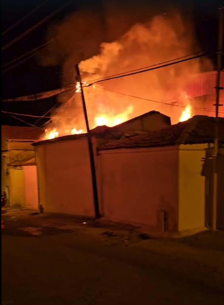 <p>&nbsp;Ekipler alevlere m&uuml;dahale ederken, i&ccedil;erde mahsur kalan Kasap &ccedil;iftini kurtarmak i&ccedil;in &ccedil;alışma başlattı.</p>
