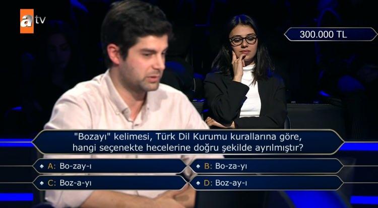<p><strong>Yarışmacının ter d&ouml;kmesine sebep olan soru ise ş&ouml;yleydi: <span style="color:#800080"><em>"Bozayı kelimesi T&uuml;rk Dil Kurumu kurallarına g&ouml;re, hangi se&ccedil;enekte hecelerine doğru şekilde ayrılmıştır?"</em></span></strong></p>
