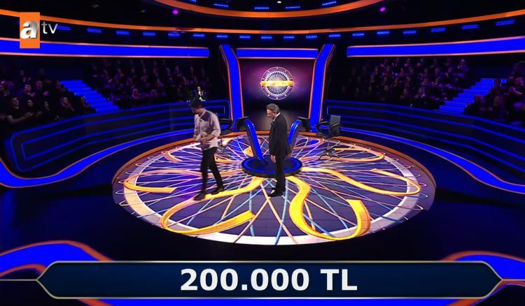 <p><strong>Sorunun doğru cevabının a&ccedil;ılmasıyla birlikte yarışmacı Doruk S&ouml;zen derin bir nefes aldı. S&ouml;zen, eğer riske girip C şıkkında ısrar etseydi, verdiği yanlış cevap y&uuml;z&uuml;nden yarışmadan sadece 50 bin TL alarak ayrılacaktı.</strong></p>
