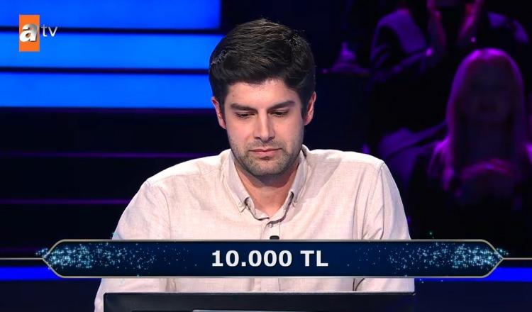 <p><strong>Boğazi&ccedil;i &Uuml;niversitesi Siyaset Bilimi b&ouml;l&uuml;m&uuml; mezunu olan 27 yaşındaki yarışmacı Doruk, ilk soruları hızlıca yanıtlayarak yarışmaya başarılı bir şekilde başlangı&ccedil; yaptı.</strong></p>
