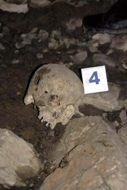 <p><strong><span style="color:rgb(178, 34, 34)">YASAK AŞK MI, HESAPLAŞMA MI?</span></strong></p>

<p>Dosya kapsamında, Ahmet Yılmaz&rsquo;ın, &ccedil;ete i&ccedil;i hesaplaşmadaki bir hırsızlık olayında diğer &uuml;yeleri ihbar edeceğine y&ouml;nelik ş&uuml;pheye istinaden &ouml;ld&uuml;r&uuml;ld&uuml;ğ&uuml; ihtimali de ortaya &ccedil;ıktı. Emircan İ.&rsquo;nin, &ouml;len Baycan İ. ile Yılmaz&rsquo;ın eşinin ilişkisi olduğu bu sebeple tartışıp boğarak &ouml;ld&uuml;rd&uuml;ğ&uuml;n&uuml; &ouml;ne s&uuml;rd&uuml;ğ&uuml; &ouml;ğrenildi.</p>
