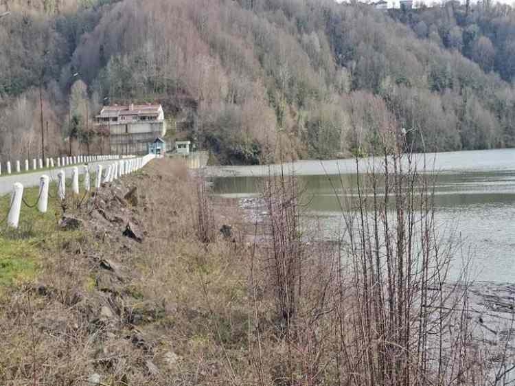 <p><strong><span style="color:rgb(178, 34, 34)">2 TUTUKLU 1 EV HAPSİ</span></strong></p>

<p>26 Şubat g&uuml;n&uuml; soruşturma kapsamında ş&uuml;pheliler adliyeye sevk edildi. İştirak halinde kasten &ouml;ld&uuml;rme su&ccedil;lamasıyla mahkemeye &ccedil;ıkarılan, Emircan İ. hakkında olay g&uuml;n&uuml; ara&ccedil;ta bulunmadığı i&ccedil;in ev hapsi tedbiri uygulanmasına, K&ouml;ksal A. ve Tarık Y.&rsquo;nin tutuklanmasına karar verildi. Bu su&ccedil;tan tutuklu bulunan İlker E. ise adli kontrol şartıyla serbest bırakıldı.</p>
