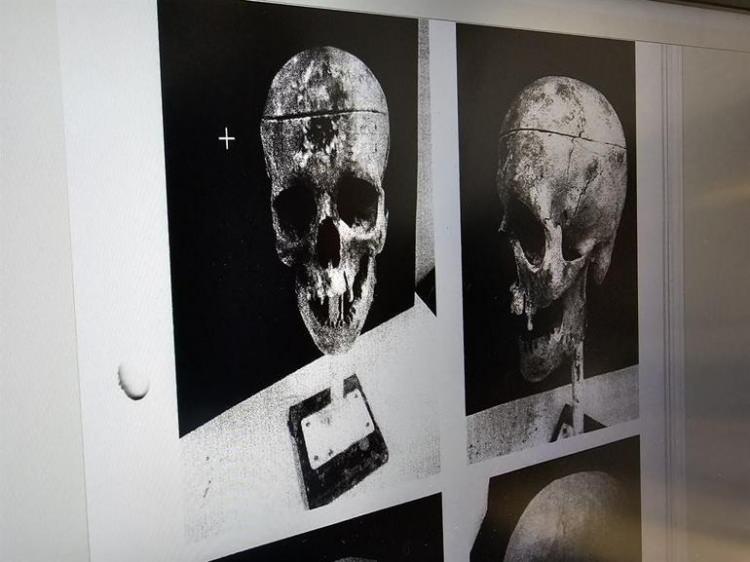 <p>İddianamede, Emircan İ.&rsquo;nin, Baycan İ. ile Yılmaz&rsquo;ın eşi arasındaki ilişkiden dolayı tartışma yaşandığını anlattığına; K&ouml;ksal A.&rsquo;nın olaya dair susma hakkını kullanıp su&ccedil;lamaları reddettiğine Tarık Y., Kirpi Ahmet&rsquo;i arabada Baycan İ.&rsquo;nin boğduğunu cesedi &ccedil;uvala koyduklarını, &ouml;nce kullanılmayan bir ka&ccedil;ak k&ouml;m&uuml;r ocağına ardından da oradan alarak Ulutan Barajı&rsquo;na attıklarını itiraf ettiğine yer verildi. Olay yerlerinde keşif de yaptırılan 4 ş&uuml;pheli hakkında iştirak halinde kasten &ouml;ld&uuml;rme su&ccedil;undan m&uuml;ebbet hapis istendi.</p>
