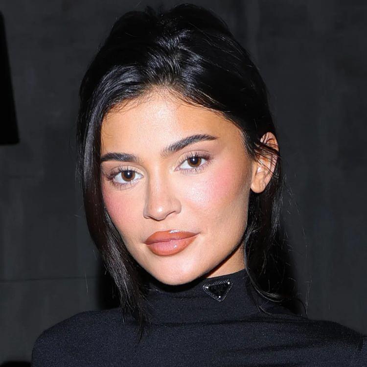 <p><strong>Sosyal medya hesabından evinin i&ccedil; dekorasyonuna dair kesitler paylaşan &uuml;nl&uuml; yıldızın paylaşımında en &ccedil;ok dikkat &ccedil;eken detay, estetiğiyle &ouml;n plana &ccedil;ıkan fırını oldu.&nbsp;</strong></p>
