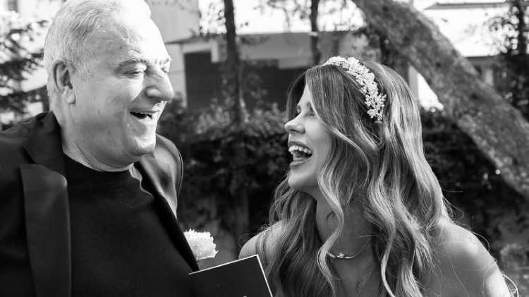 <p><strong>Ge&ccedil;tiğimiz yıl ağustos ayında nikah masasına oturan <span style="color:#0000CD">Mehmet Ali Erbil ve G&uuml;lseren Ceylan</span> &ccedil;ifti, 7 ay s&uuml;ren evliliklerinin ardından 25 Şubat tarihinde Beykoz Adliyesi'nde g&ouml;r&uuml;len boşanma davasında evliliğinin <span style="color:#0000CD">"temelden sarsılması"</span> gerek&ccedil;esiyle tek celsede boşanmıştı.</strong></p>
