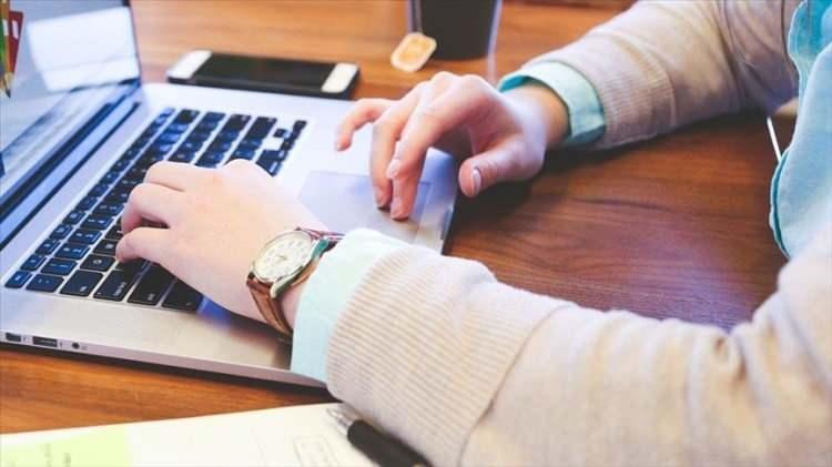 <p>İŞKUR, iş arayanlarla işverenleri buluşturmaya devam ediyor. Bu yılın Ocak-Şubat d&ouml;nemine ilişkin İŞKUR istatistiklerini a&ccedil;ıklayan &Ccedil;alışma ve Sosyal G&uuml;venlik Bakanı Vedat Işıkhan, <em><strong>"İlk 2 ayda 213 binden fazla işe yerleştirmeye aracılık ettik. 65 binden fazla iş yeri ziyareti ve 612 binden fazla bireysel g&ouml;r&uuml;şme ger&ccedil;ekleştirdik. İş arayan vatandaşlarımızın ve işverenlerimizin yanında olmaya devam edeceğiz"</strong></em>dedi.</p>
