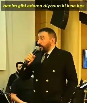 <p><strong>'OKUMUYORUM' DİYEREK SAHNEYİ TERK ETTİ&nbsp;</strong></p>

<p>Topaloğlu, <strong>"Benim gibi adama diyorsun ki 'kısa kes'. Okumuyorum"</strong> diyerek sahneyi terk etti.</p>
