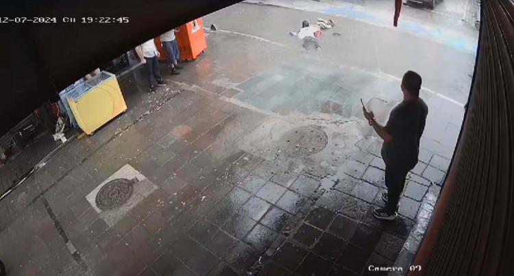 <p><span style="color:#A52A2A"><strong>2 KİŞİ AKIMA KAPILARAK CAN VERDİ</strong></span></p>

<p>&nbsp;</p>

<p>İzmir'de, 12 Temmuz g&uuml;n&uuml; saat 18.00 sıralarında başlayan sağanak nedeniyle bir&ccedil;ok il&ccedil;ede sokaklar suyla doldu.</p>

<p>&nbsp;</p>

<p>Sağanaktan korunmak isteyen İzmir Demokrasi &Uuml;niversitesi Tıp Fak&uuml;ltesi &ouml;ğrencisi &Ouml;zge Ceren Deniz, suyla dolan yolda elektrik akımına kapıldı.</p>

<p>&nbsp;</p>

<p>Onu kurtarmak isteyen ikinci el eşya satışı işiyle uğraşan İnan&ccedil; &Ouml;ktemay da akıma kapılıp, bir anda yığıldı.</p>

<p>&nbsp;</p>

<p>Deniz ve &Ouml;ktemay, kaldırıldığı hastanede yaşamını yitirdi. İnan&ccedil; &Ouml;ktemay İzmir'de, &Ouml;zge Ceren Deniz ise Osmaniye'de toprağa verildi.</p>
