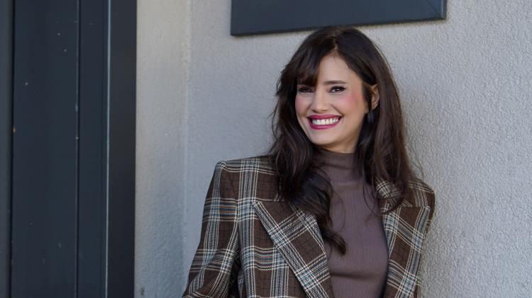 <p>Oyuncu, doğayla i&ccedil; i&ccedil;e yaşamanın kendisine iyi geldiğini ve yeniden toparlanmasına yardımcı olduğunu ifade etti. Erdoğan, "K&ouml;y hayatı, bah&ccedil;e, sakinlik, durmak&hellip; Bazen şehri &ouml;zl&uuml;yorum, &ccedil;ıkıp geliyorum. Neyi nasıl hissediyorsam &ouml;yle yaşıyorum. Bu benim tercihim, şans değil. Babam sağ olsun, bir k&ouml;y&uuml;m var." ifadelerini kullandı.</p>
