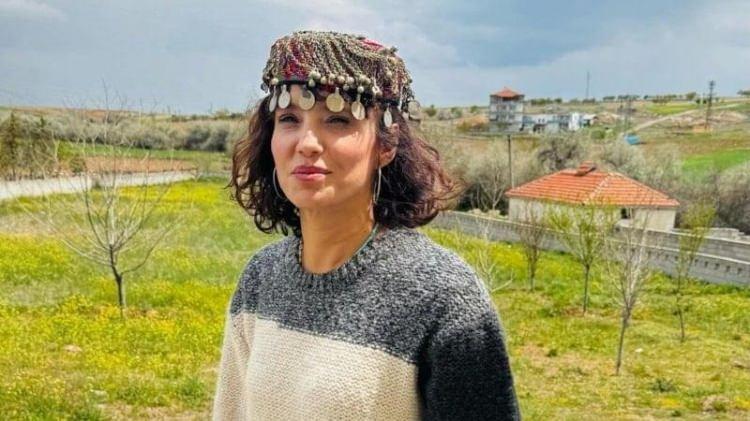 <p><strong><span style="color:rgb(178, 34, 34)">OYUNCULUĞUN ZORLUKLARI</span></strong></p>

<p>Erdoğan, a&ccedil;ıklamalarında ge&ccedil;mişte yaşadığı t&uuml;kenmişlik sendromuna da değindi. Oyunculuğun psikolojik olarak zorlayıcı bir meslek olduğuna dikkat &ccedil;eken Erdoğan, benzer bir s&uuml;reci daha &ouml;nce Meryem Uzerli&rsquo;nin de yaşadığını hatırlattı.</p>
