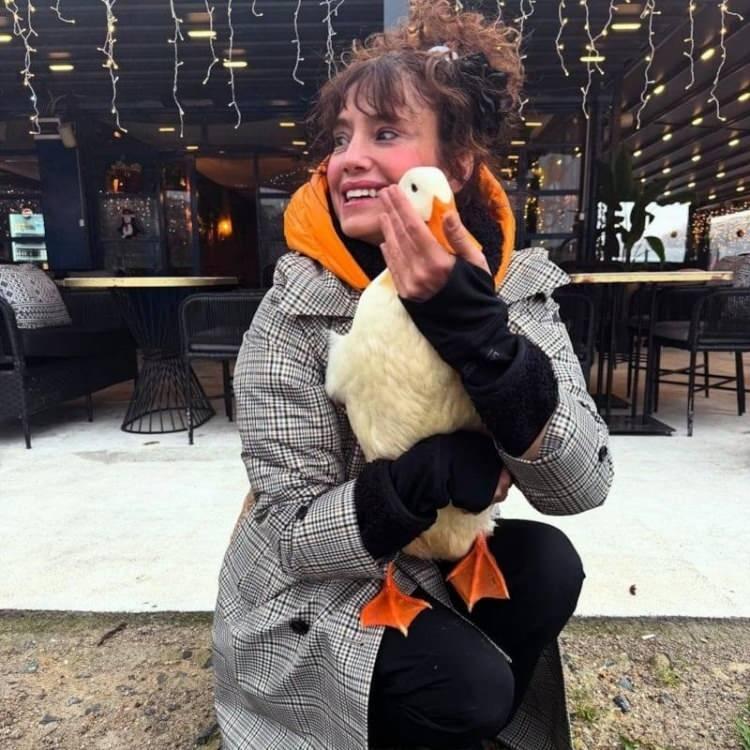 <p><strong><span style="color:rgb(178, 34, 34)">"HER G&Uuml;N AĞLIYORDUM"</span></strong></p>

<p><strong>Toparlanma s&uuml;recim biraz uzun s&uuml;rd&uuml; diyen Erdoğan, s&ouml;zlerini ş&ouml;yle s&uuml;rd&uuml;rd&uuml;:</strong></p>

<p>"Biraz fazla y&uuml;klendik kendimize.</p>

<p>Yıllarca rol&uuml;mden &ccedil;ıkamıyorum diye dolaştım.</p>

<p>Oyunculuk haftanın yedi g&uuml;n&uuml; yapılmaması gereken bir iş.</p>

<p>Arkadaşlarım bana doktora g&ouml;r&uuml;n, bu t&uuml;kenmişlik sendromu dedi.</p>

<p>O d&ouml;nem her g&uuml;n ağlıyordum."</p>
