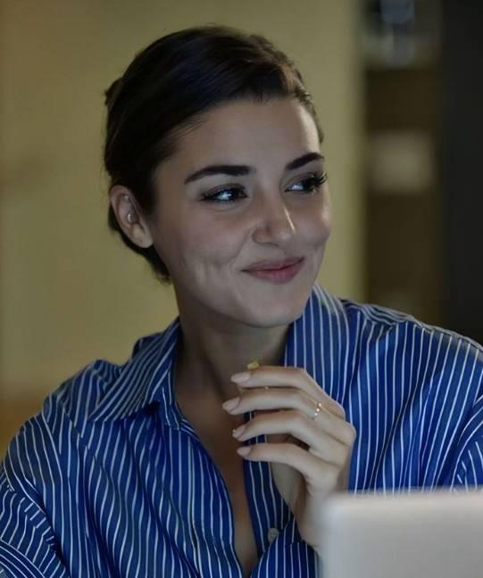 <p><span style="color:#800080"><strong>"BAKMAYA DOYAMIYORUM"</strong></span></p>

<p><strong>Serezli, Er&ccedil;el'in ekran enerjisinin g&uuml;&ccedil;l&uuml; olduğunu ve onu izlerken b&uuml;y&uuml;k keyif aldığını şu s&ouml;zlerle dile getirdi:</strong></p>

<p><span style="color:#800080"><strong>"&Ccedil;ok beğeniyorum. Bir kere bakmaya doyamıyorum. Ayrıca kıza haksızlık ediyorlar, hi&ccedil; de k&ouml;t&uuml; oynamıyor. O rol ne veriliyorsa ona, o rol&uuml; gayet g&uuml;zel yerine getiriyor.</strong></span></p>
