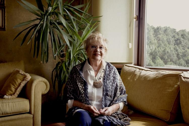 <p><span style="color:#800080"><strong>DESTEĞİ TAKDİRLE KARŞILANDI</strong></span></p>

<p><strong>Nevra Serezli'nin bu tavrı, sosyal medyada kısa s&uuml;rede g&uuml;ndem olurken, gen&ccedil; yeteneğe bu denli a&ccedil;ık destek vermesi sanat camiası tarafından takdirle karşılandı.</strong></p>
