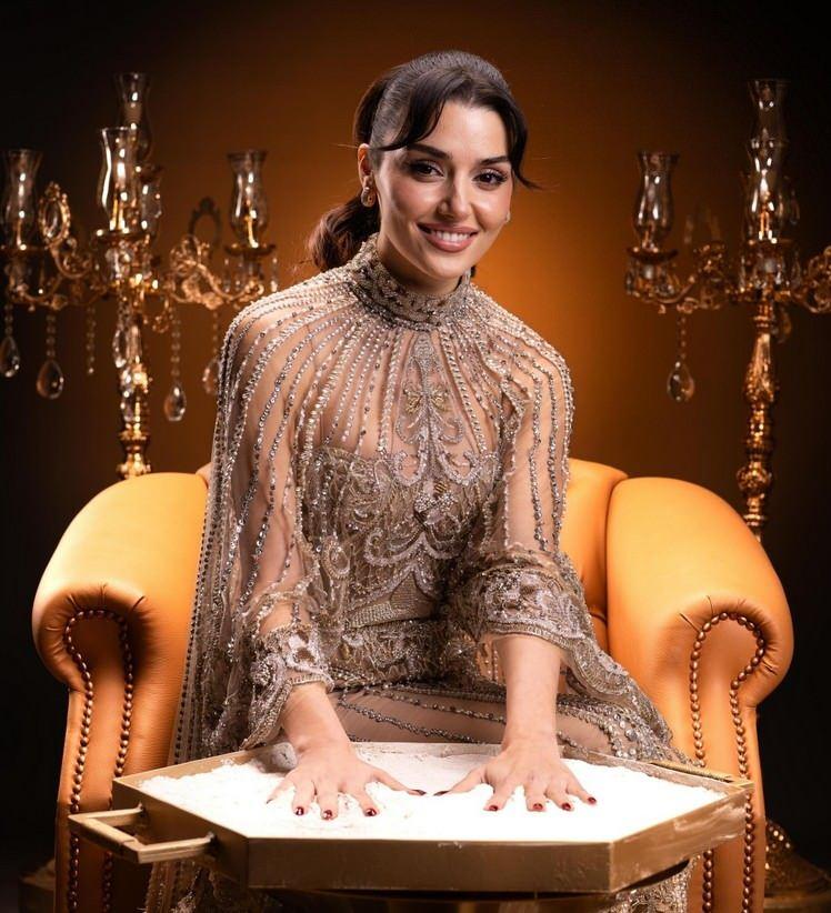 <p><span style="color:#800080"><strong>Hep 'Burada da olmadı, şurada da gene oynamadı' falan diyorlar, hi&ccedil; &ouml;yle d&uuml;ş&uuml;nm&uuml;yorum. Gayet g&uuml;zel. Amerikan yıldızları var aynı değerde, aynı romantik komedilerde oynayanlar, komedilerde oynayanlar... Onlardan arda kalır tarafı yok."</strong></span></p>
