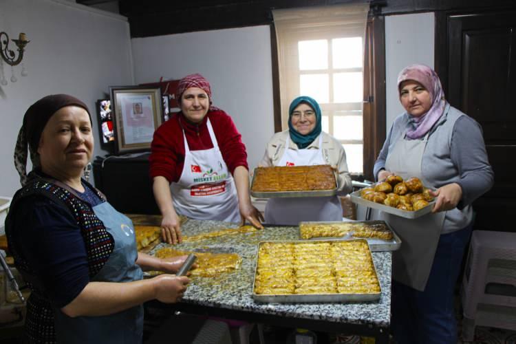 <p>Başpehlivan'ın anısını yaşatmak i&ccedil;in hazırlanan &ccedil;&ouml;rekler ve Amasya yağlısı bu yıl da ailesi ile Amasya Misket Eller Kadın Girişimi Kooperatifi &uuml;yelerinin emekleriyle pişirildi.</p>
