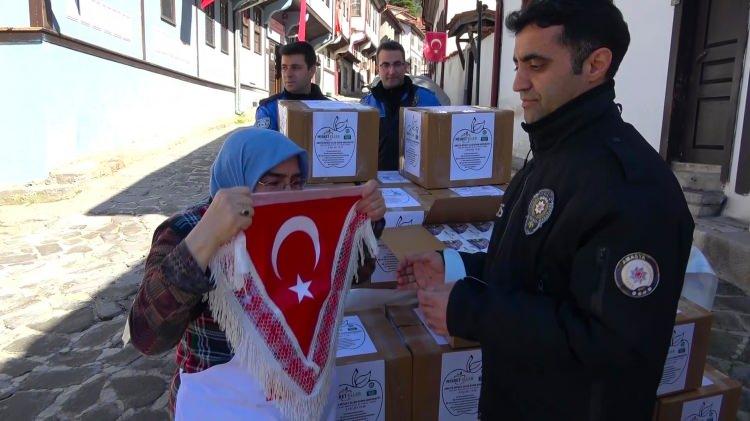 <p><span style="color:#A52A2A"><strong>ŞEHADET HABERİ GELDİ</strong></span></p>

<p>&nbsp;</p>

<p>Ablasının g&ouml;nderdiği &ccedil;&ouml;rekler ulaşamadan Başpehlivan'ın şehadet haberi gelmişti.&nbsp;</p>
