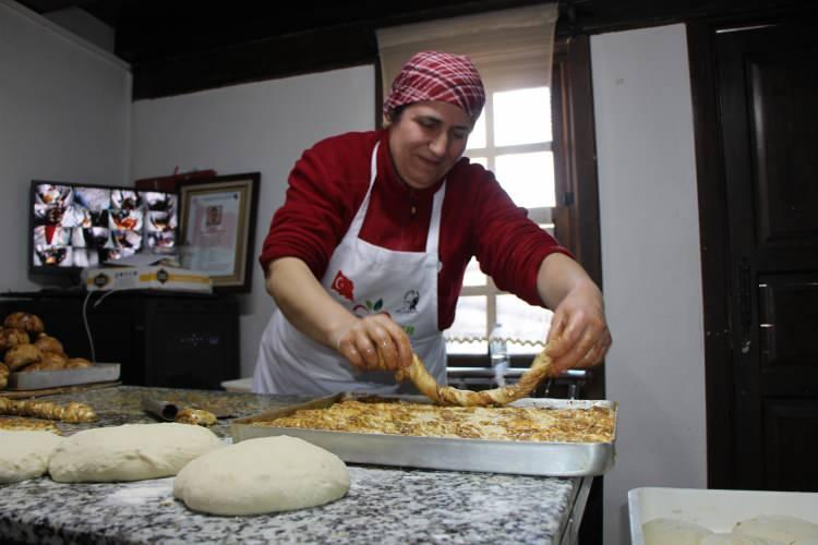 <p><span style="color:#A52A2A"><strong>"YERKEN KARDEŞİMİ VE AZİZ ŞEHİTLERİMİZİ HATIRLAYIP DUACI OLSUNLAR"</strong></span></p>

<p>&nbsp;</p>

<p><em><strong>Yerken kardeşimi ve aziz şehitlerimizi hatırlayıp duacı olsunlar. Oru&ccedil;larını bu &ccedil;&ouml;reklerle a&ccedil;arlarsa &ccedil;ok seviniriz."</strong></em></p>
