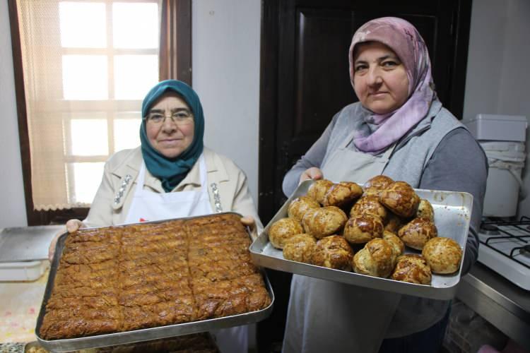 <p>Amasya'da artık ramazan geleneğine d&ouml;n&uuml;şen coğrafi işaretli &ccedil;&ouml;rekleri el emeğiyle hazırlayan kadınlardan Fatma Hatipoğlu da, <strong><em>"Polislerimiz, askerlerimiz &ccedil;&ouml;reklerimizi doya doya yesinler. İsteyen olursa yine g&ouml;ndeririz. Onlara Amasya'dan selamlar."</em></strong> diye konuştu.&nbsp;</p>
