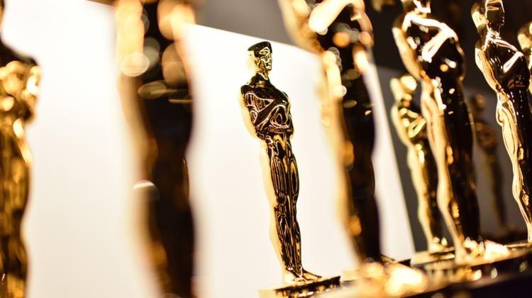 <p><strong>-Mimarlık hizmeti.</strong></p>

<p><strong>-Finlandiya Lapland'da Kuzey Işıkları manzaralı l&uuml;ks Arktik villa deneyimi ve &ouml;zel şef.</strong></p>

<p><strong>-&nbsp;G&uuml;l&uuml;ş tasarımı danışmanlığı ve diş beyazlatma</strong></p>
