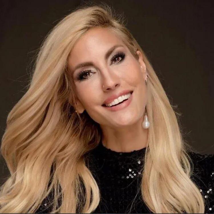 <p><strong>Manken, sunucu ve oyuncu kimliğiyle tanınan &Ccedil;ağla Şıkel, konuk olduğu bir programda 2017 yılında kaybettiği babasıyla ilgili samimi itiraflarda bulundu.</strong></p>

<p>&nbsp;</p>
