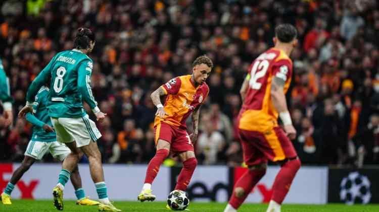 <p><strong>Galatasaray'ın hem ligde hem Şampiyonlar Ligi'nde devam eden takım. Liverpool'un hedefi sadece burası. Burada pozisyon &ccedil;ıkaramadan, &uuml;stelik 1-0 gerideyken olması&hellip;</strong></p>
