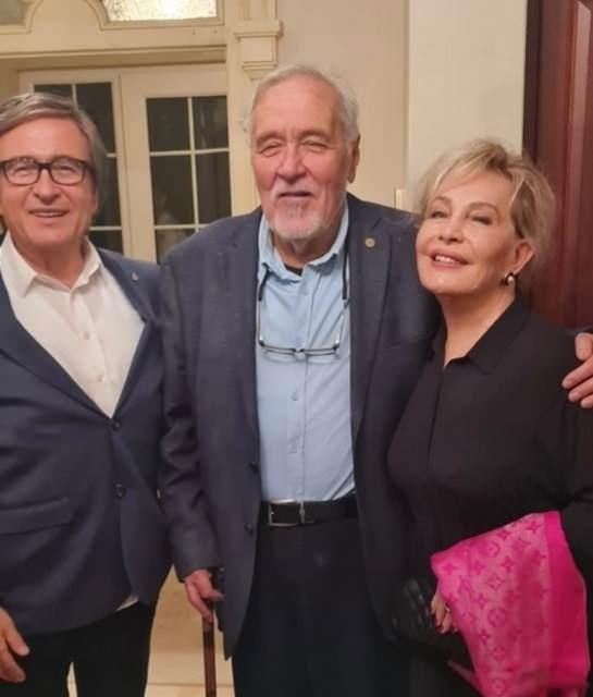 <p><span style="color:#FF0000"><strong>EROL EVGİN&nbsp;</strong></span></p>

<p><strong>"İlber Ortaylı &ccedil;ok değerli bir tarih&ccedil;i ve bilim insanıydı. S&ouml;z&uuml;n&uuml; hi&ccedil; esirgemeyen, ger&ccedil;ek bir entellekt&uuml;eldi. Yaşamın her alanında d&uuml;ş&uuml;ncelerini &ouml;zg&uuml;rce paylaşırdı. Bazen de &ccedil;ok esprili yorumlarıyla bizi hem g&uuml;ld&uuml;r&uuml;r hem d&uuml;ş&uuml;nd&uuml;r&uuml;rd&uuml;. Ortak dostumuz Prof. Dr. Kinyas Kartal&rsquo;ın evinde bir yemekte İlber Hoca ve Emel Sayın ile buluşmuş tatlı ve derin sohbetinden yararlanmıştık. Daha sonra g&ouml;r&uuml;şmek kısmet olmadı. &Ccedil;ok; ama &ccedil;ok &uuml;zg&uuml;n&uuml;m. Milletimizin başı sağ olsun. Mekanı cennet olsun."</strong></p>
