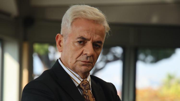 <p><span style="color:#FF0000"><strong>ZAFER ALG&Ouml;Z</strong></span></p>

<p><strong>"Başımız sağolsun dostlar. T&uuml;rkiye'nin tarih &ouml;ğretmeni İlber Ortaylı hocamızı kaybettik. Bilgisini en cahil insanın bile anlayacağı seviyede anlatan bilge &ouml;ğretmen. Mekanın cennet olsun. Yeri dolmaz bir b&uuml;y&uuml;k değerimiz daha gitti."</strong></p>
