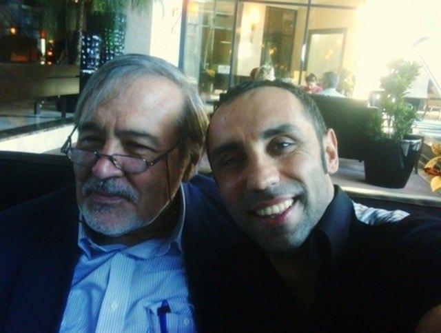 <p><span style="color:#FF0000"><strong>UMUT OĞUZ</strong></span></p>

<p><strong>"Dinlemeye doyamadığımız ve bıraktığı her satır mirası uygulamak zorunda olduğumuz m&uuml;thiş bir insanı kaybettik. Tesad&uuml;fen tanıştığımız, kahkahalarla sohbet edip, ardından uzun bir y&uuml;r&uuml;y&uuml;şe &ccedil;ıktığımız &ouml;zel bir g&uuml;nde &ccedil;ekmişim bu kareyi tam 17 yıl &ouml;nce. B&ouml;yle m&uuml;stesna, bilgi deryası insanla tanışınca susmanın, dinlemenin, &ouml;ğrenmenin hazzı &ccedil;ok az durumda var, ne şanslıymışım. &Ccedil;ok &uuml;zg&uuml;n&uuml;m daha &ccedil;ok arayıp, zaman ge&ccedil;iremediğim i&ccedil;in. Nur i&ccedil;inde yat, seni &ccedil;ok &ouml;zleyeceğiz."</strong></p>
